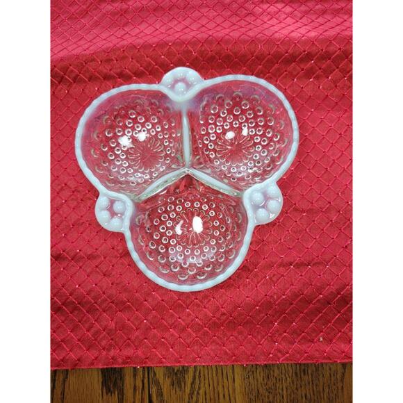 Vintage Moonstone Anchor Hocking Relish Dish, Cloverleaf Hobnail Opalescent - Picture 3 of 4